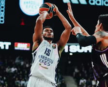 EuroLeague'de deplasmandan zaferle dönüldü: Anadolu Efes, Paris'i Larkin ve Osmani'nin oyunuyla devirdi