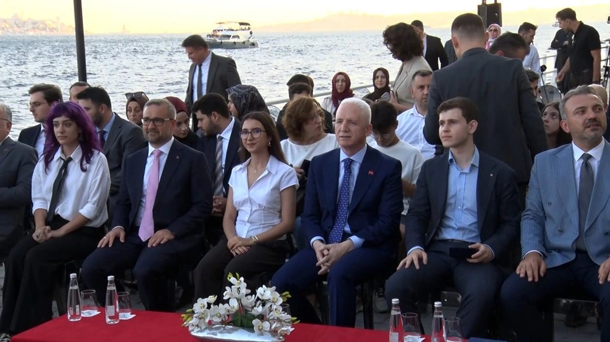 Sınavda birinci olan öğrenciler salondaki yerini aldı - İHA