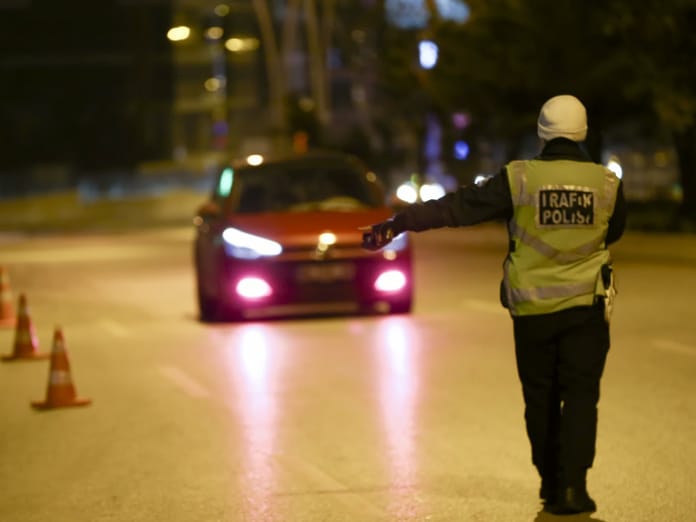 Yeni trafik düzenlemesinin ilk cezası kesildi