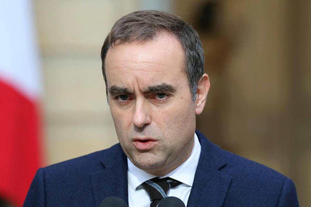 Lecornu kabinesini sunduktan bir gün sonra istifa etti