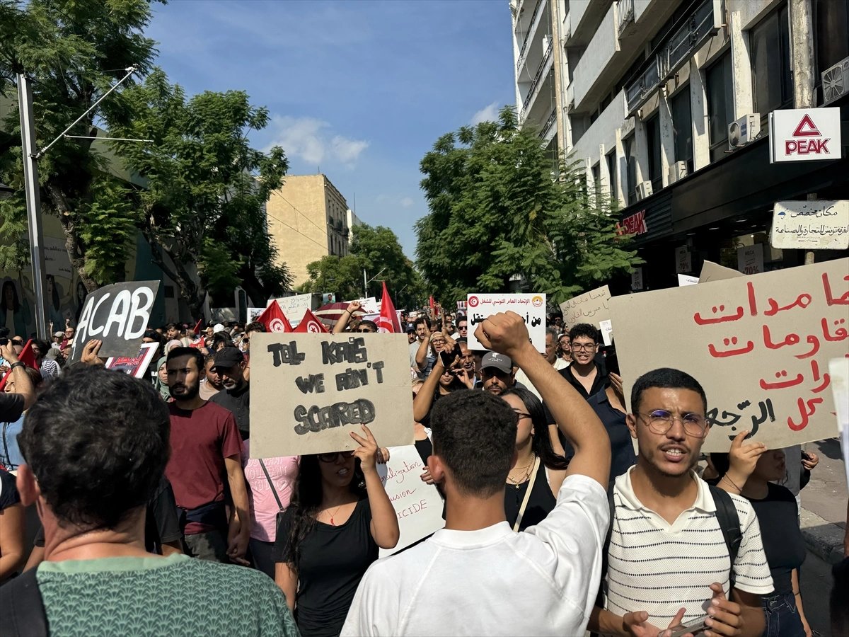 Tunus'ta binlerce kişi iktidar karşıtı gösteri düzenledi