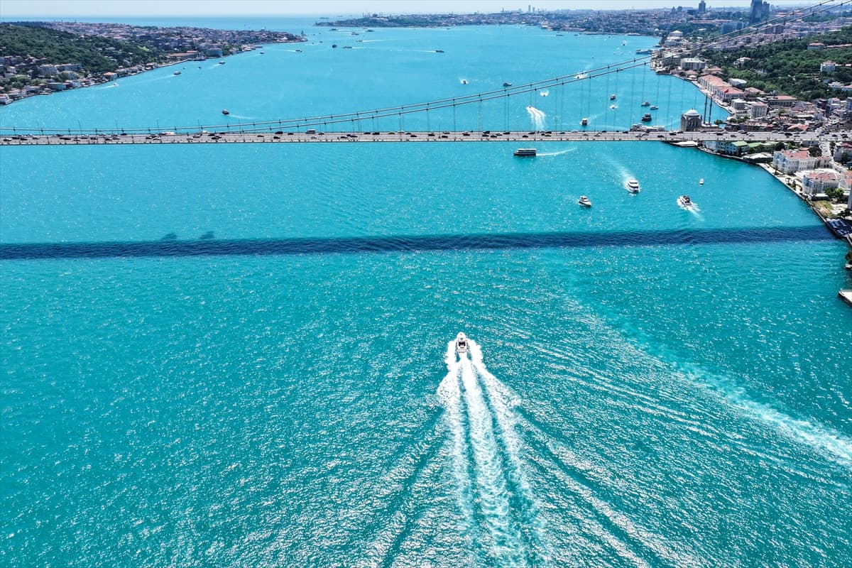 İstanbul Boğazı'nın turkuaz rengi büyüledi