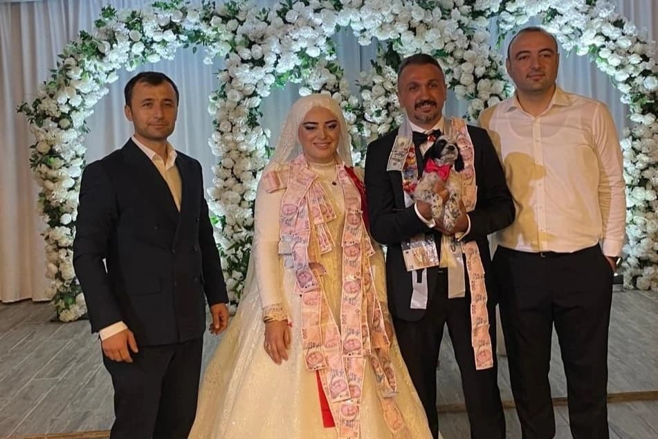 Trabzon'daki düğünde sıra dışı takı: Damada av köpeği hediye edildi