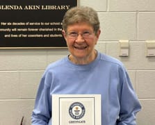 ABD'li öğretmen Glenda Akin 84 yıl aynı okulda çalışarak rekor kırdı