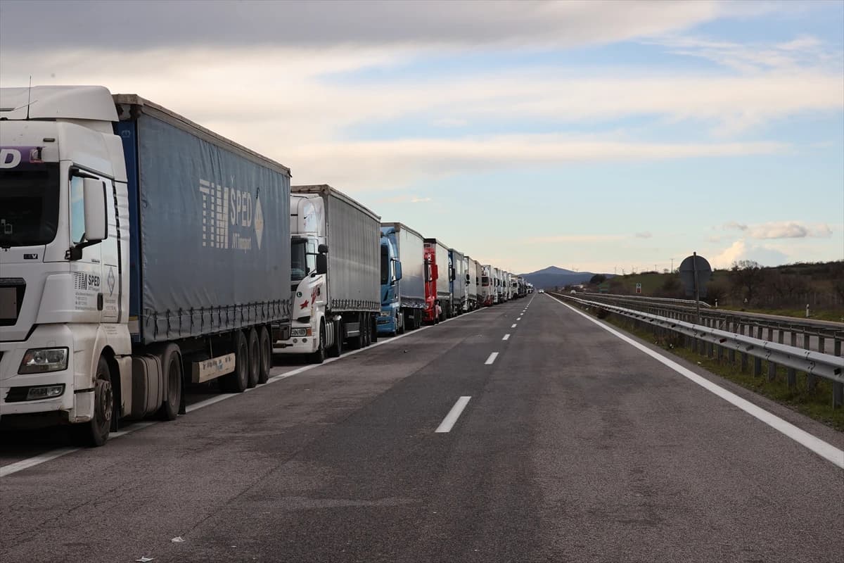 Yunan çiftçilerden 48 saatlik yol kapatma eylemi