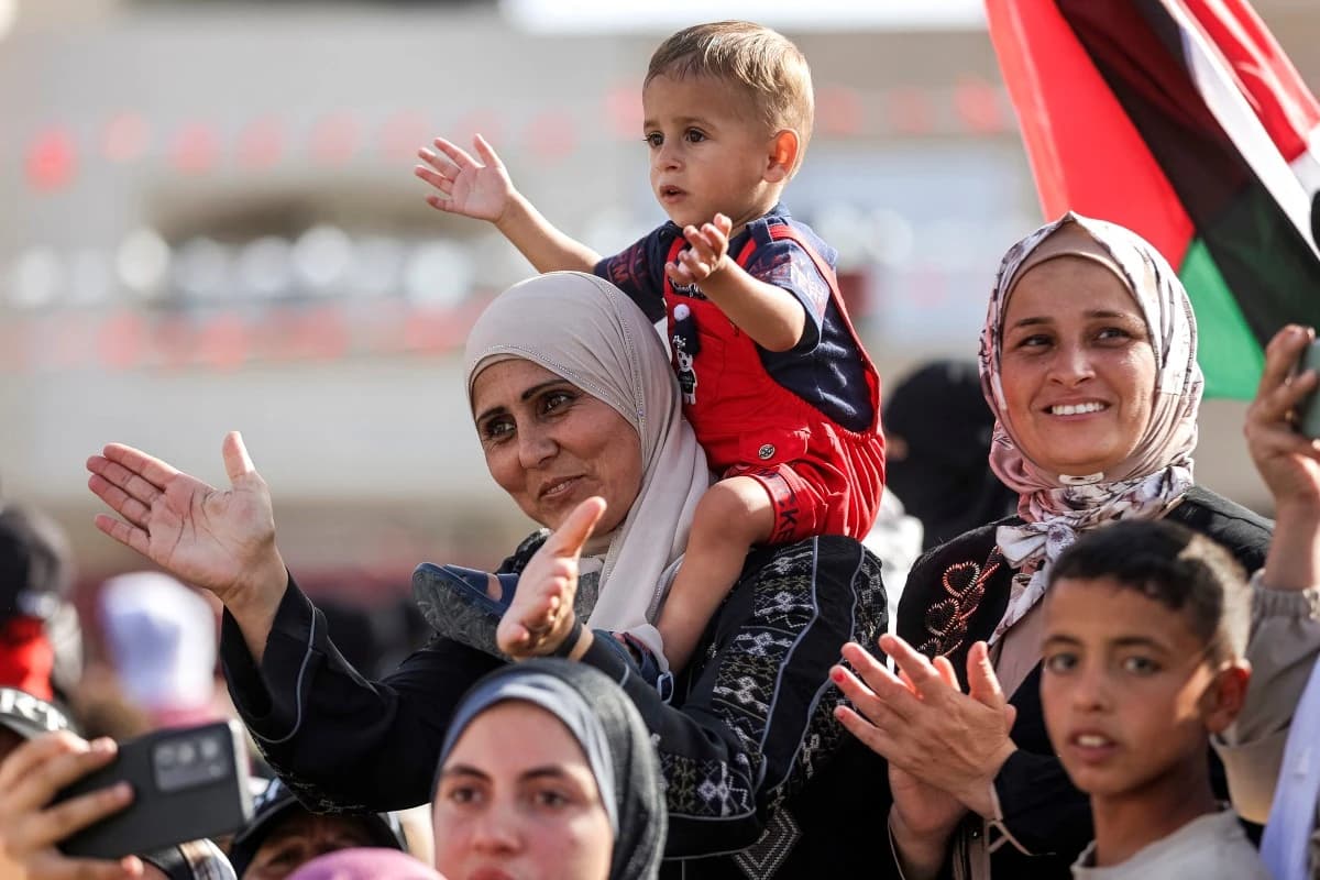 Gazze'de yıkıntılar arasında 50 çift için toplu düğün düzenlendi