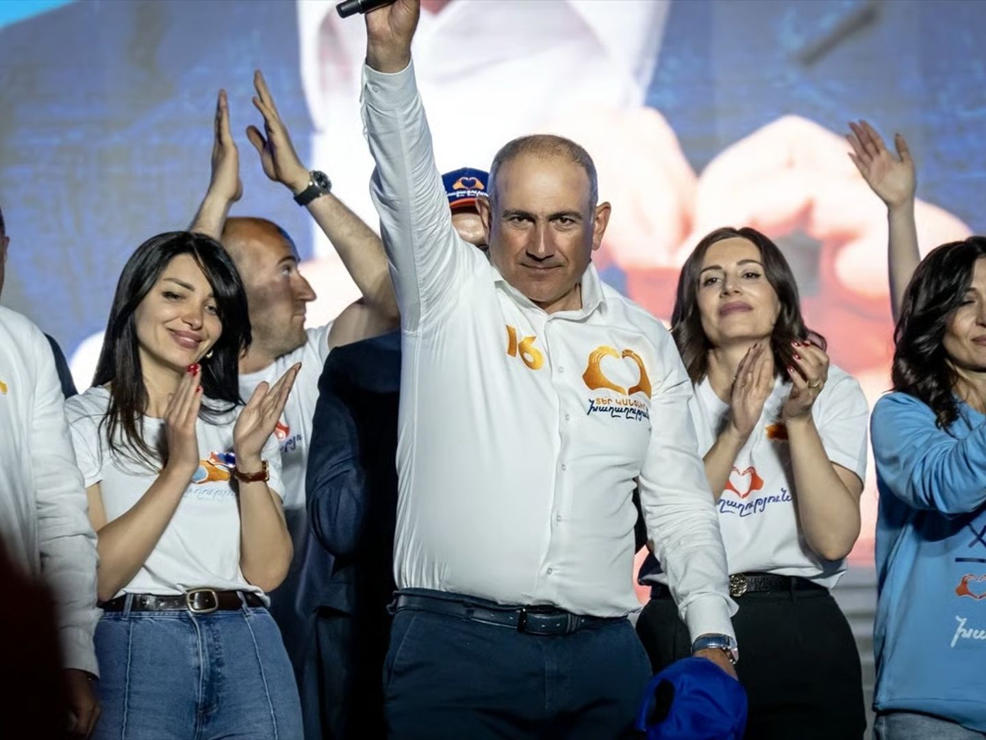 Ermenistan seçimlerinde Paşinyan'dan "tarihi zafer"