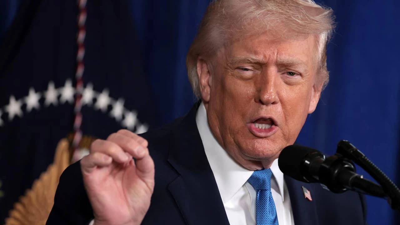 Trump'tan İran açıklaması: Onları fena halde vuruyoruz