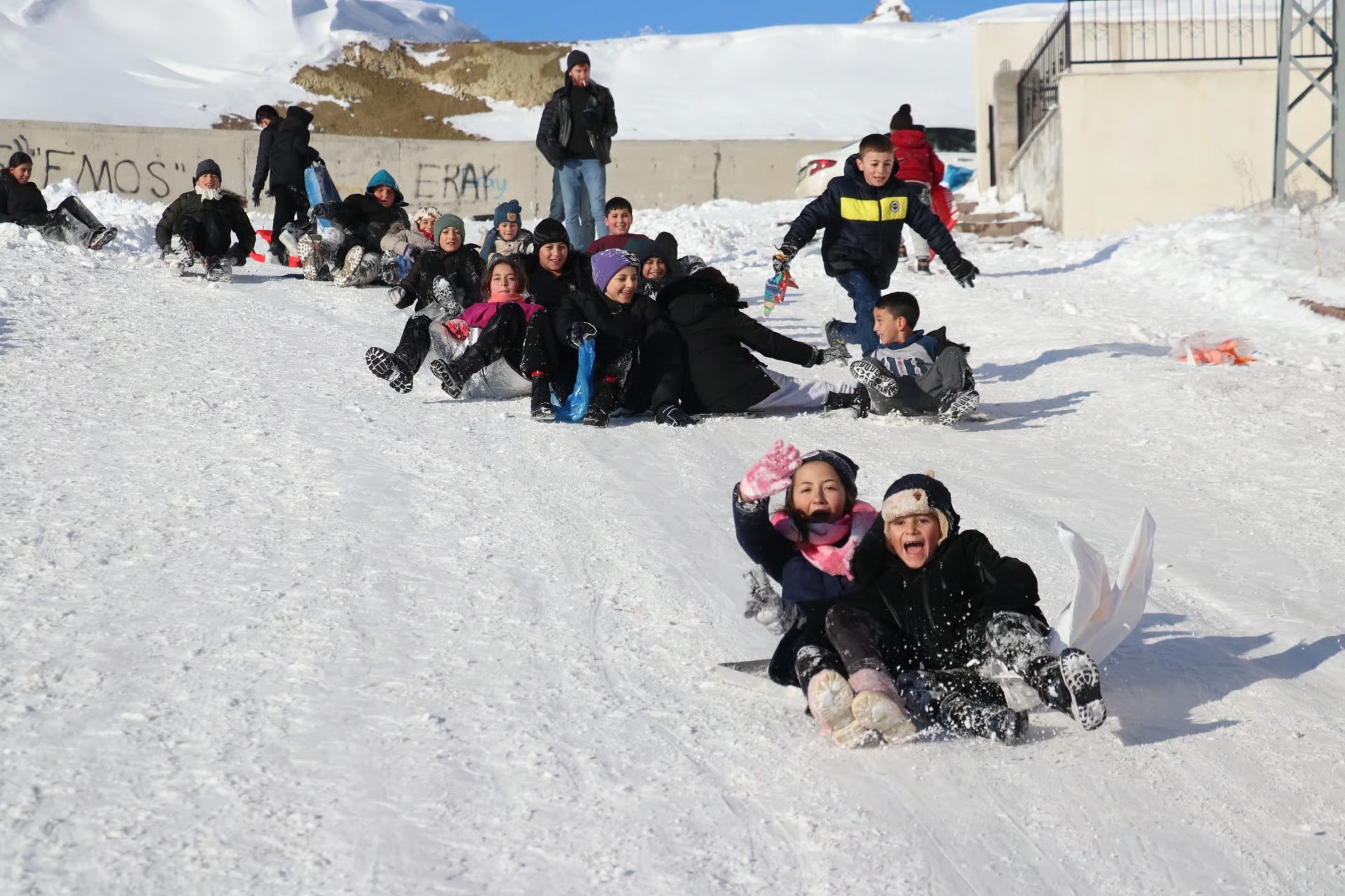 Doğu Anadolu'da kar esareti: Bazı illerde eğitime ara verildi 