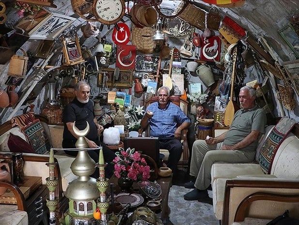 Müze gibi evinde 40 yıldır biriktirdiği antikaları sergiliyor