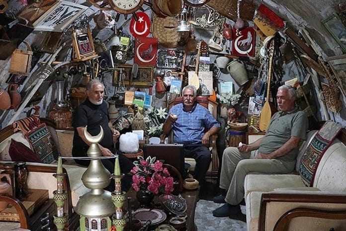 Müze gibi evinde 40 yıldır biriktirdiği antikaları sergiliyor