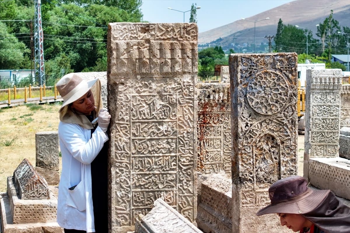 Tarihi Selçuklu Mezarlığı'nda yeni bir ustanın imzasına ulaşıldı