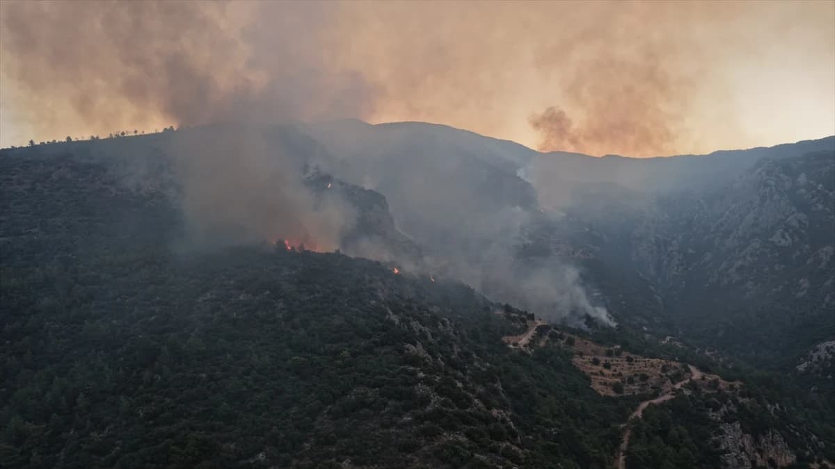 Kaş'ta orman yangını 2. gününde: Sarp arazide havadan ve karadan zorlu mücadele