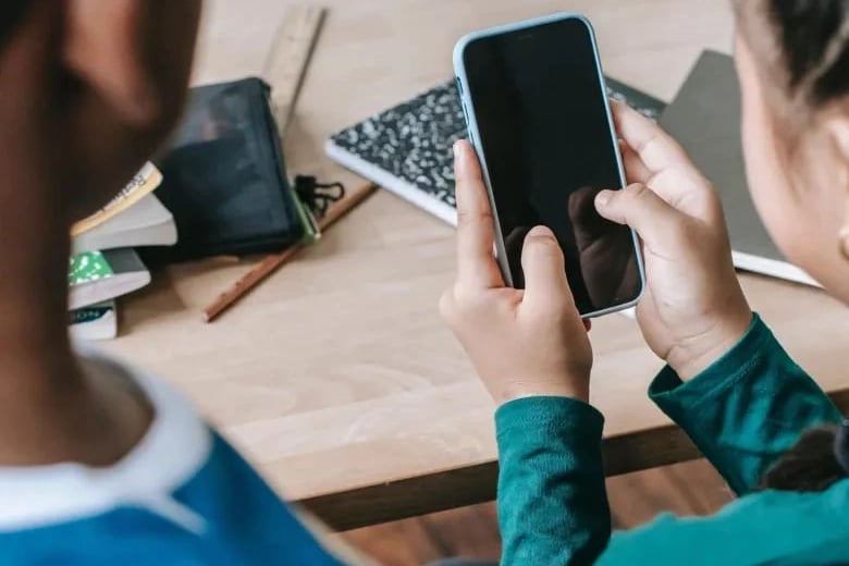 Hollanda’da okullarda telefon yasağı genişliyor
