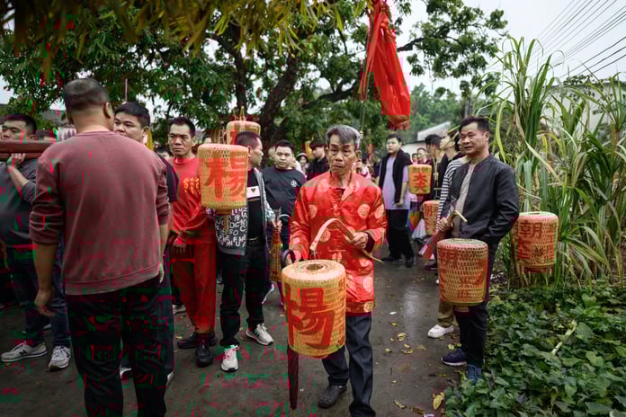 Kutsal heykellerin geçit töreni