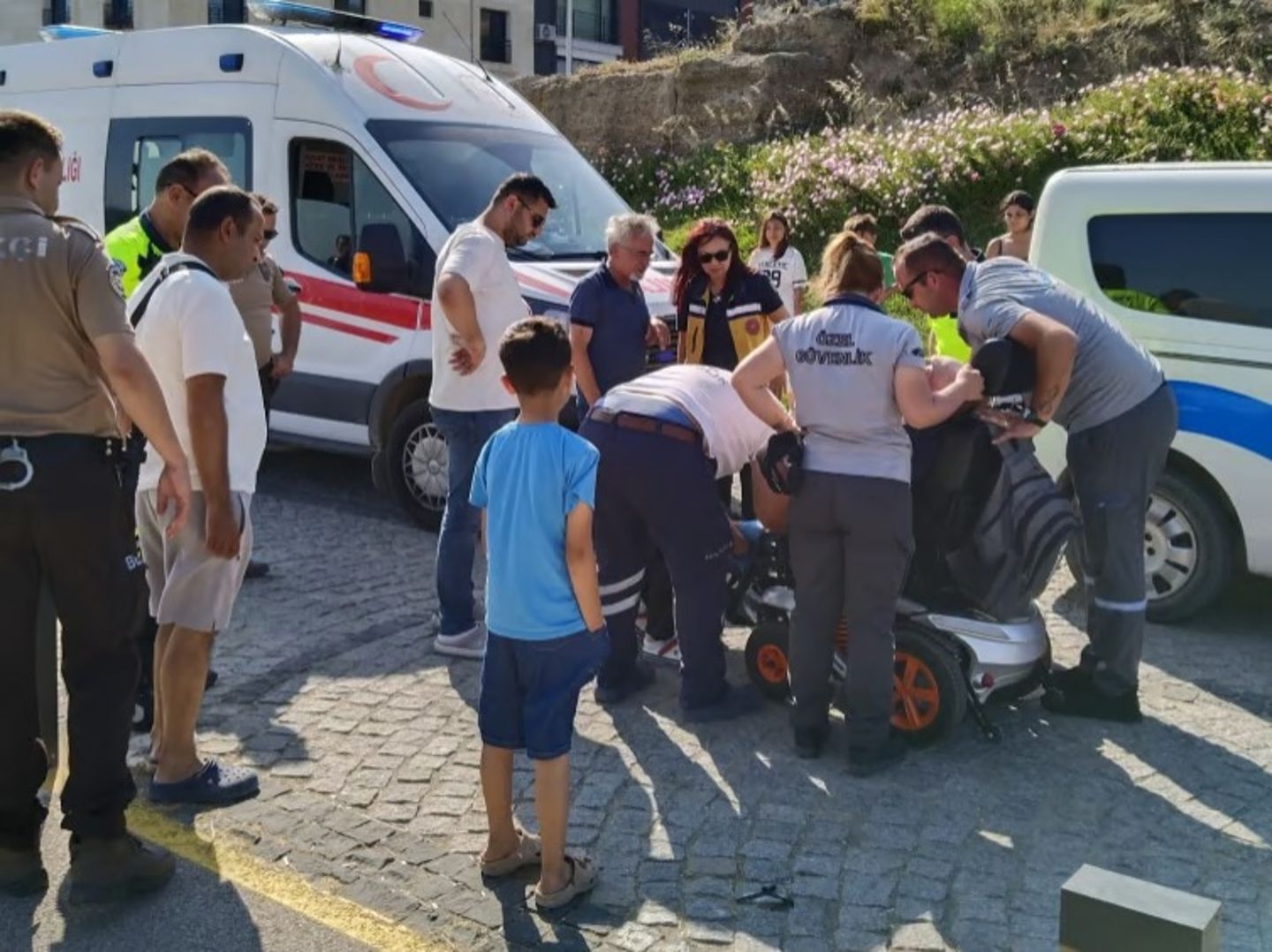 Gelibolu'da engelli genç köpeklerden kaçarken akülü aracıyla direğe çarptı