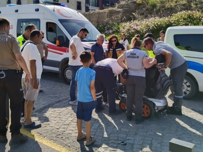 Gelibolu'da engelli genç köpeklerden kaçarken akülü aracıyla direğe çarptı