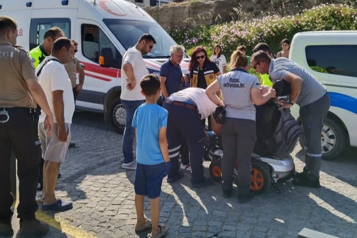 Gelibolu'da engelli genç köpeklerden kaçarken akülü aracıyla direğe çarptı