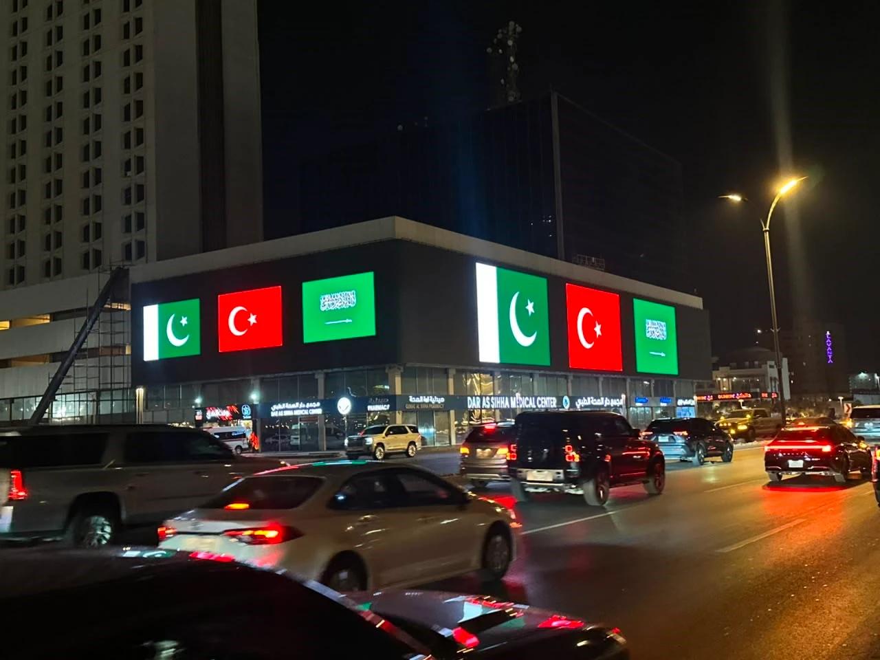 Suudi Arabistan sokakları ittifak ülkelerinin bayraklarıyla ışıklandırıldı