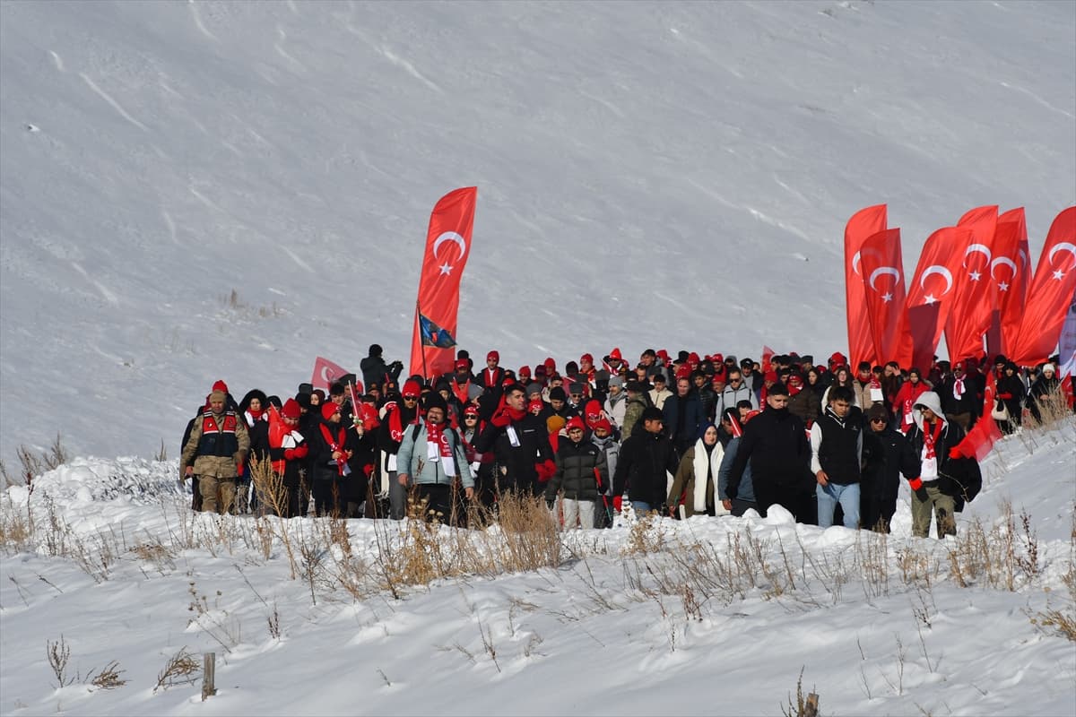 Sarıkamış Harekatı'nın 111. yılında binlerce kişi şehitler için karlar altında yürüdü