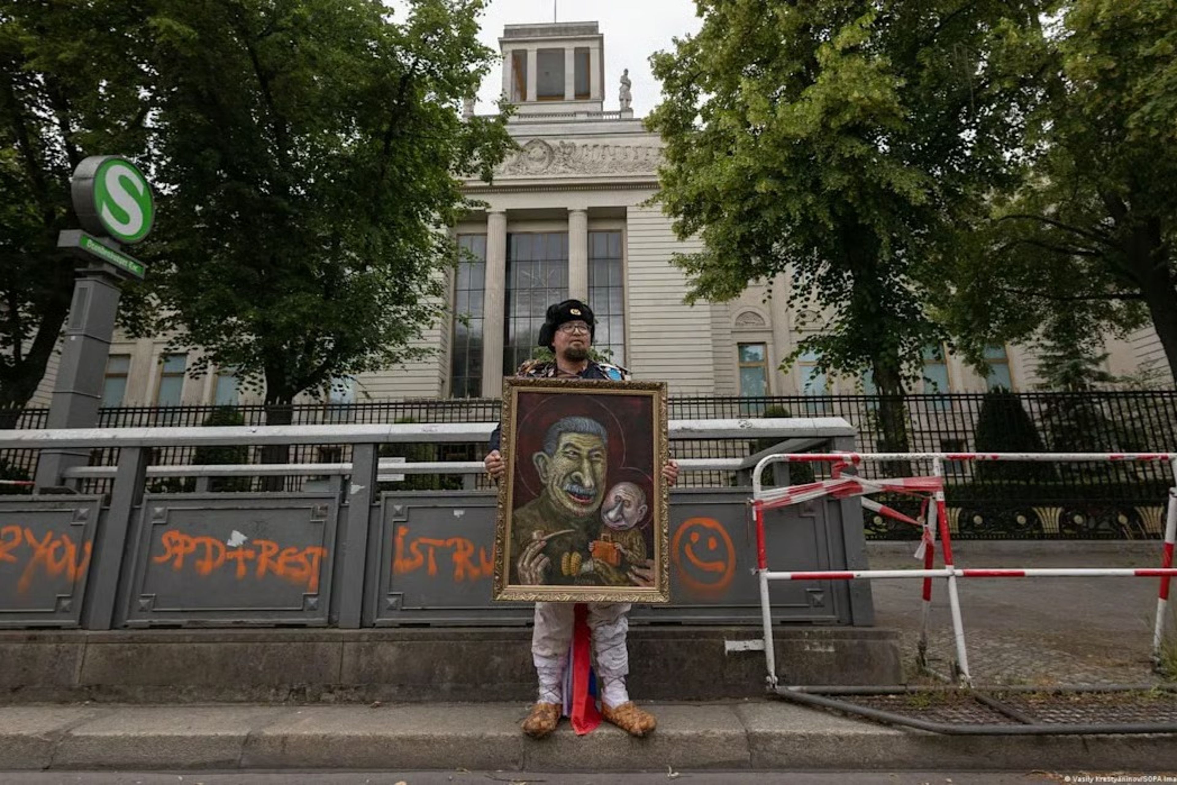Rus muhalif karikatürist Polonya'da başından vurulmuş halde bulundu