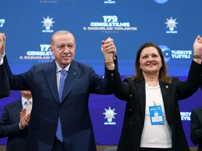 CHP'den istifa eden Burcu Köksal AK Parti'de! Rozetini Erdoğan taktı