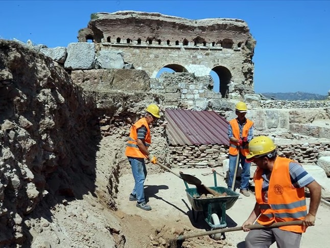 Tralleis Antik Kenti'ndeki 2 bin yıllık havuz yeniden suyla dolacak