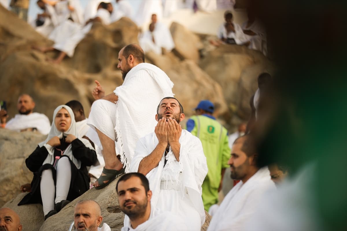 Hacı adayları, haccın en önemli rüknü olan vakfe için Arafat'ta. (AA)