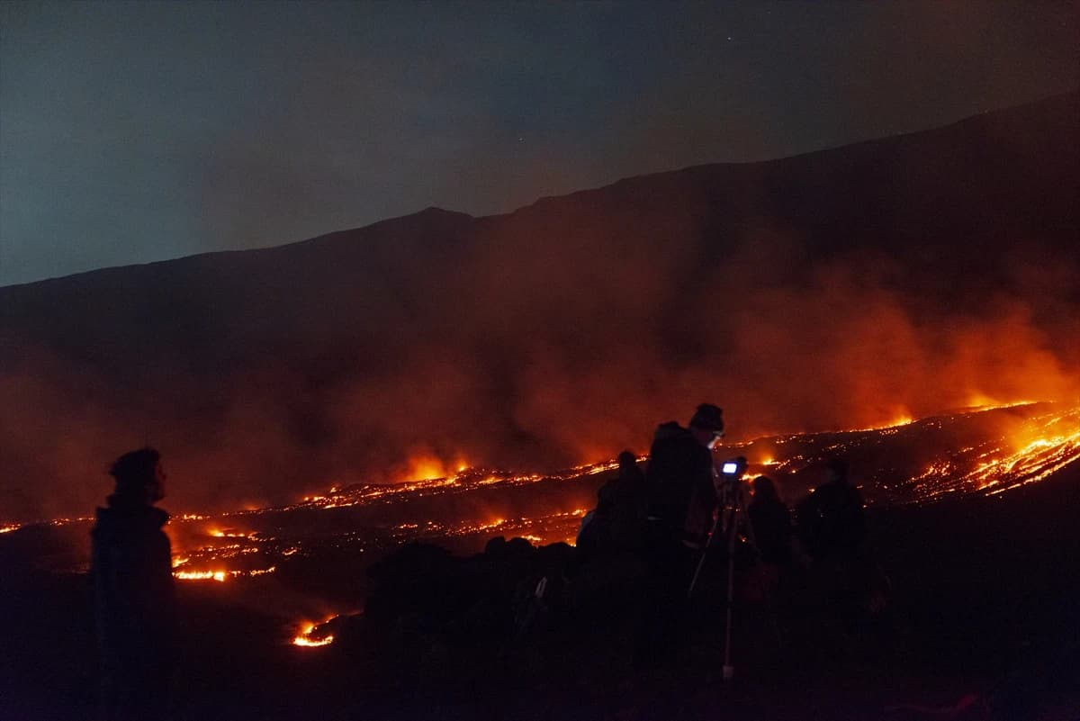 Etna Yanardağ tüm kızgınlığıyla lav püskürtmeye devam ediyor