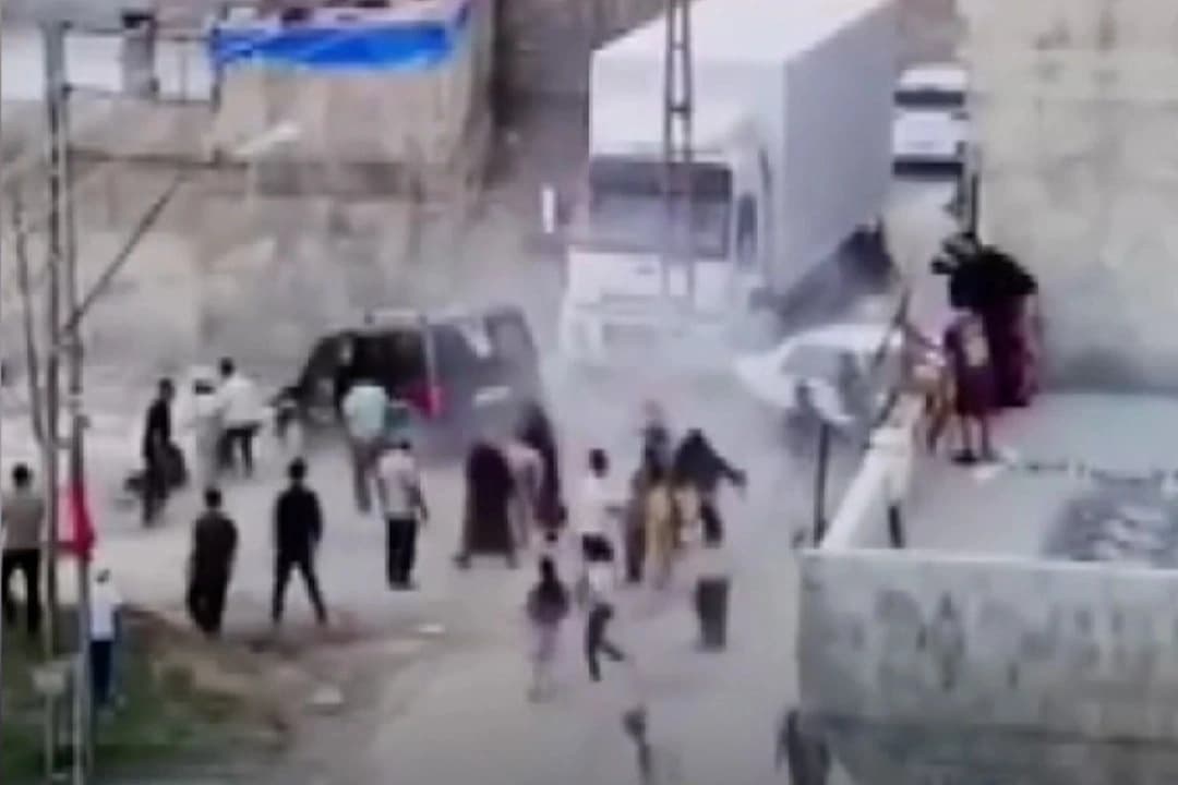 Önce aracıyla kalabalığa daldı, sonra meydan dayağı yedi