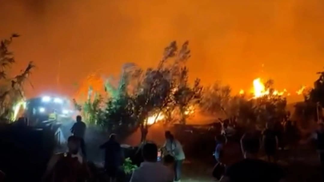 Fethiye'de yerleşim yerlerine yakın bölgede yangın çıktı