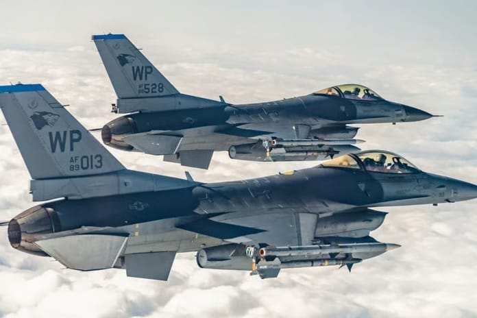 Filipinler Savunma Bakanı, 5,6 milyar dolarlık F-16 alımına mesafeli yaklaşıyor