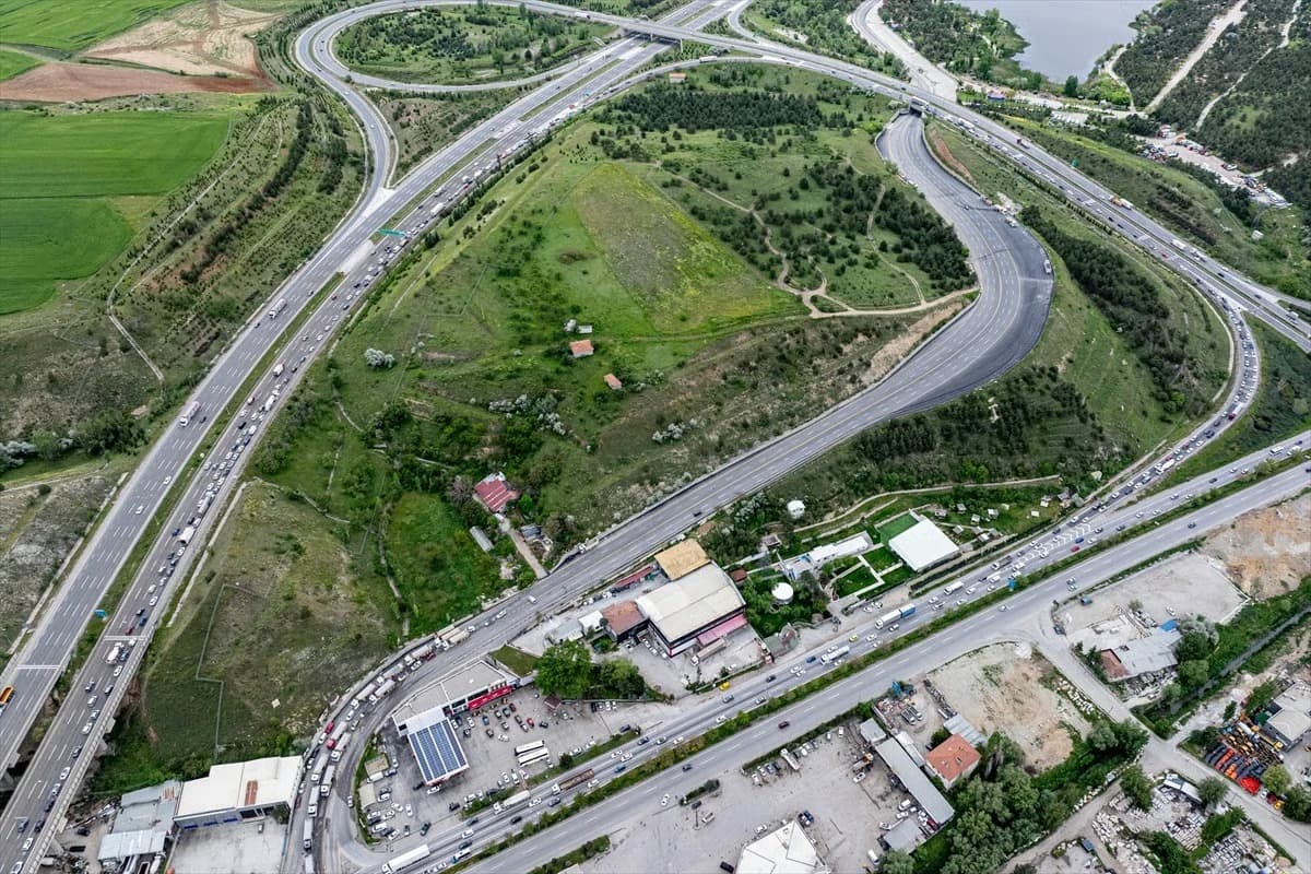Bayram tatili trafiği TEM Otoyolu'nu kilitledi!