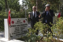 Emekli Korgeneral Zekai Aksakallı şehit Ömer Halisdemir'in mezarını ziyaret etti