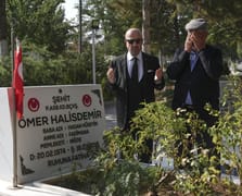 Emekli Korgeneral Zekai Aksakallı şehit Ömer Halisdemir'in mezarını ziyaret etti