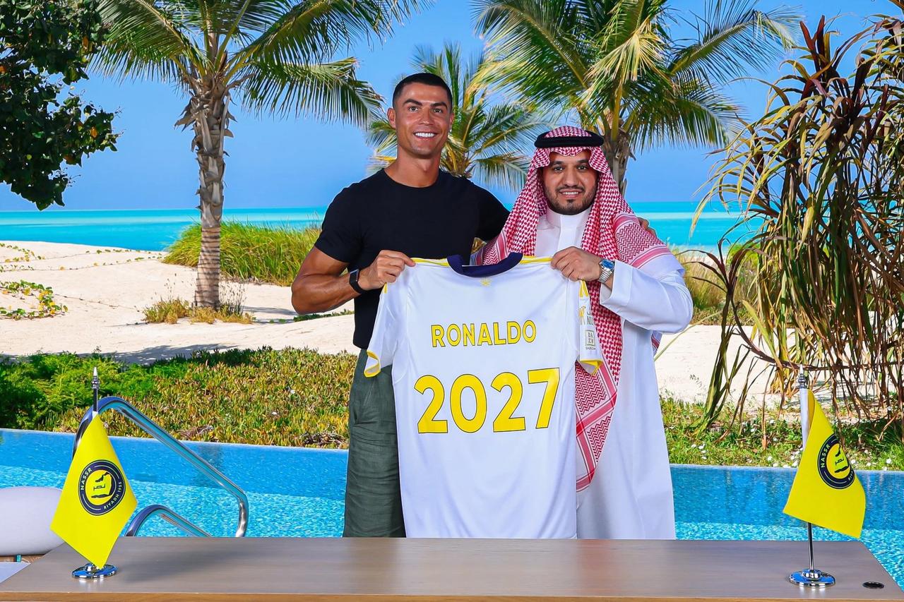 "Hikaye kaldığı yerden devam ediyor": 40 yaşındaki Cristiano Ronaldo, Al Nassr ile sözleşmesini uzattı