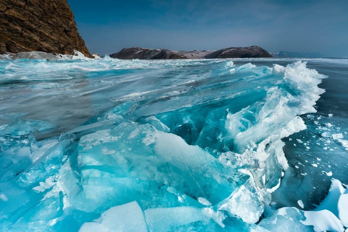 Baykal Gölü'nde turist kafilesi kırılan buzun içine düştü
