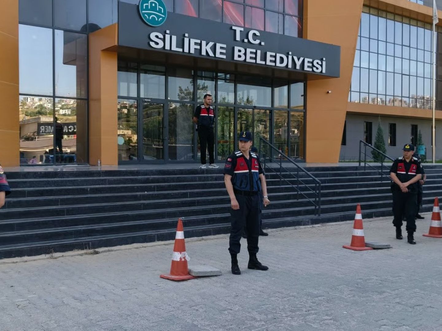 Mersin Silifke Belediyesi'ne operasyon: Belediye Başkanı gözaltına alındı