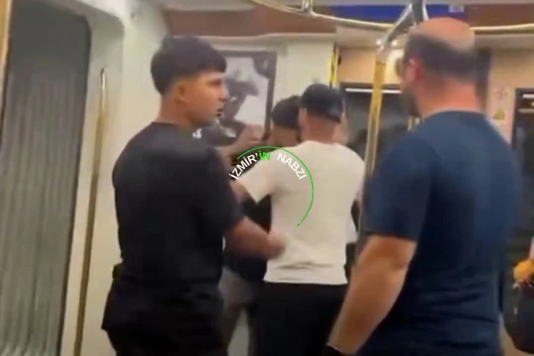İzmir Metrosu'nda yolcuyla tartışan şahıs kafa attı
