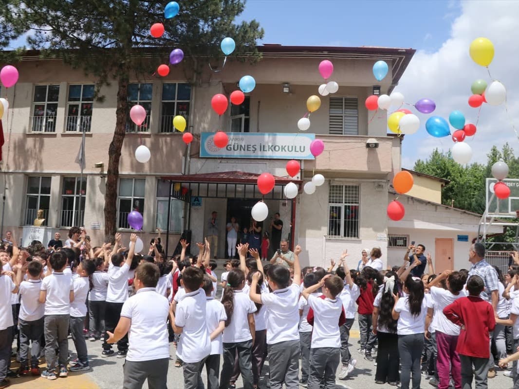 Kanseri yenen Yiğit'e arkadaşlarından balonlu sürpriz