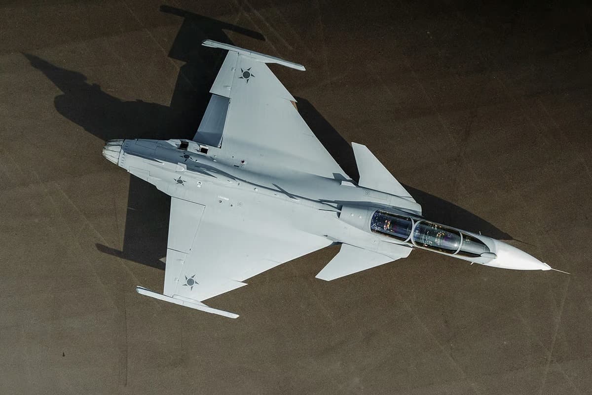 Brezilya için geliştirilen ilk çift koltuklu Gripen F tanıtıldı