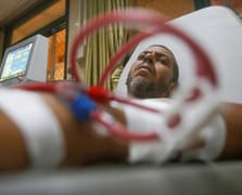 Gazze'de diyaliz hastaları açlıkla mücadele ediyor