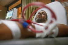 Gazze'de diyaliz hastaları açlıkla mücadele ediyor