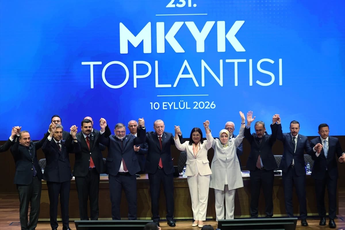 AK Parti MKYK öncesi yeni katılımlar! Dört belediye başkanına rozet takıldı