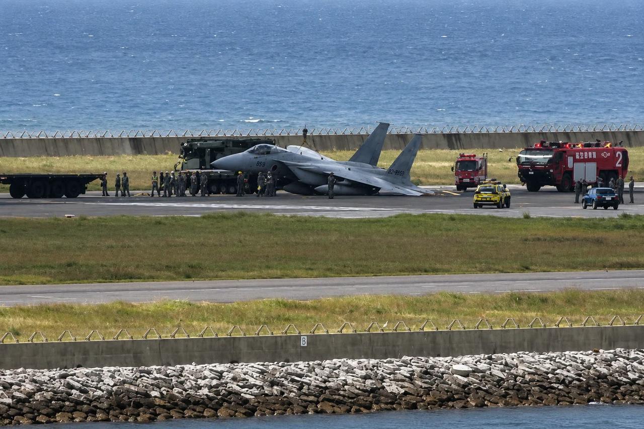 Japon F-15'inin iniş takımı kırıldı