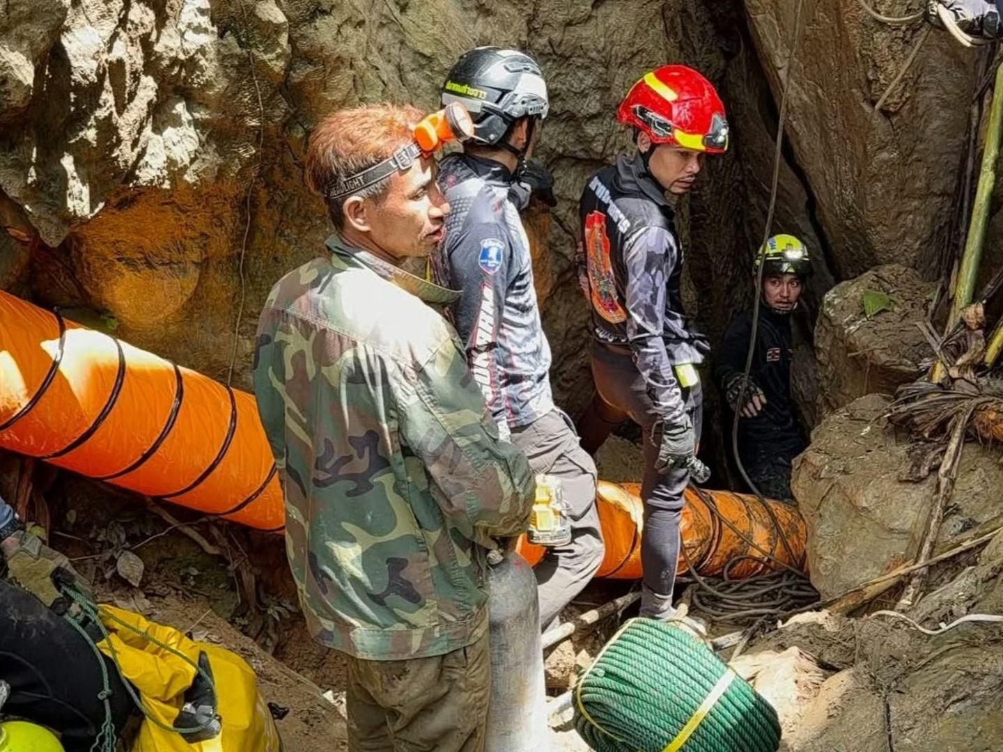 Laos'ta sel sularıyla mağarada mahsur kalan 7 kişiyi kurtarmak için zamana karşı yarış