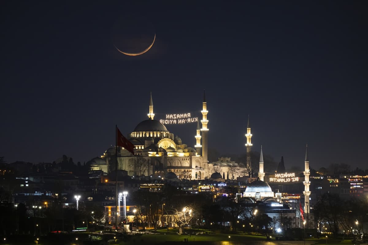 Ramazan hilali Süleymaniye Camii ile aynı karede
