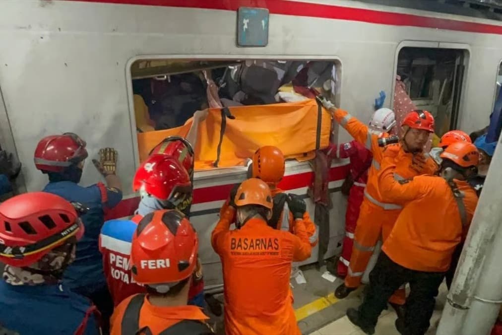 Endonezya'da iki tren çarpıştı: 4 kişi hayatını kaybetti