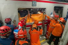 Endonezya'da iki tren çarpıştı: 4 kişi hayatını kaybetti