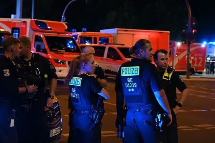 Berlin'de araç kalabalığın arasına daldı! 1 kişi öldü, 15 kişi yaralandı